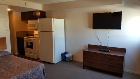 Economy Studio Suite, Kitchenette | Living area | 32-inch TV with cable channels