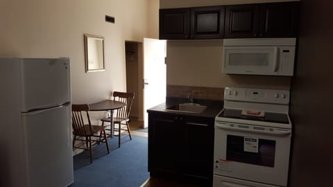 Economy Studio Suite, Kitchenette | Private kitchen | Fridge, microwave