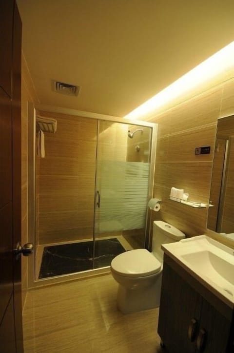 Business Room | Bathroom | Shower, free toiletries, hair dryer, towels