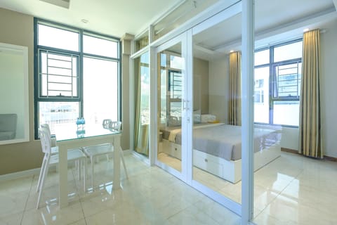 2 Bedrooms, Beach View, Apartment | In-room dining