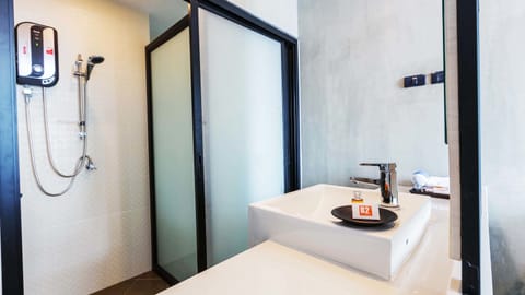 Deluxe Triple Room | Bathroom | Shower, free toiletries, hair dryer, towels