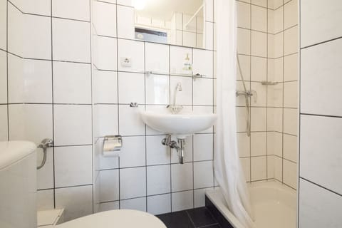 Basic Single Room | Bathroom | Shower, free toiletries, hair dryer, towels