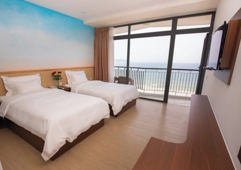 Executive Double Room, Balcony, Ocean View | Minibar, in-room safe, desk, laptop workspace