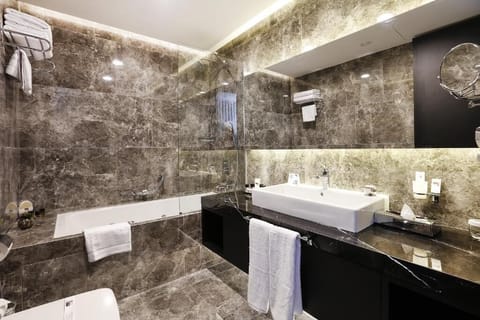 Diamond Deluxe Suite | Bathroom | Free toiletries, hair dryer, slippers, bidet