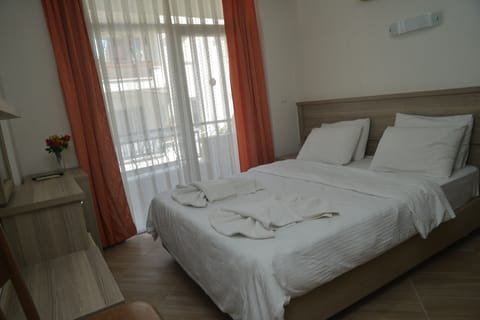 Double Room | In-room safe, desk, free cribs/infant beds, free WiFi