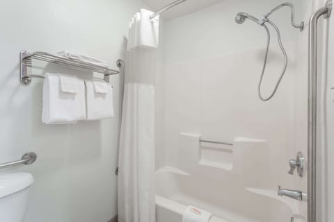 Combined shower/tub, free toiletries, hair dryer, towels