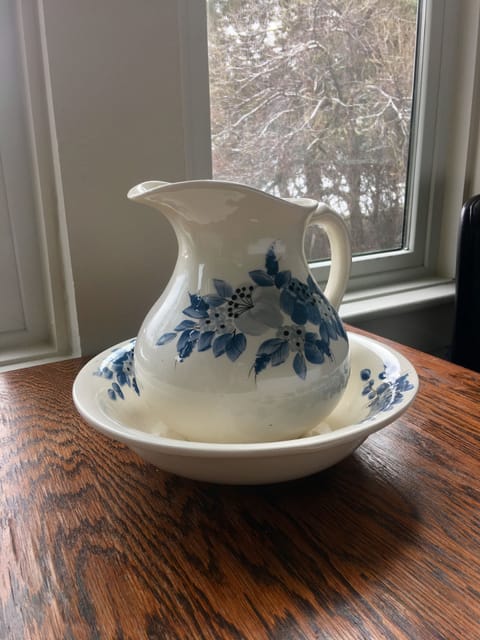 Classic Room, 1 King Bed, Non Smoking, Mountain View | Minibar, individually decorated, individually furnished