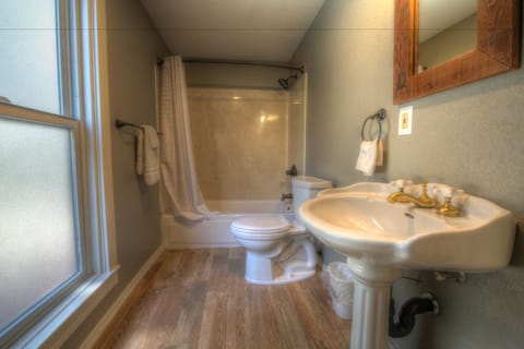Deluxe Two Twin Pet-Friendly | Bathroom | Towels, soap, shampoo, toilet paper