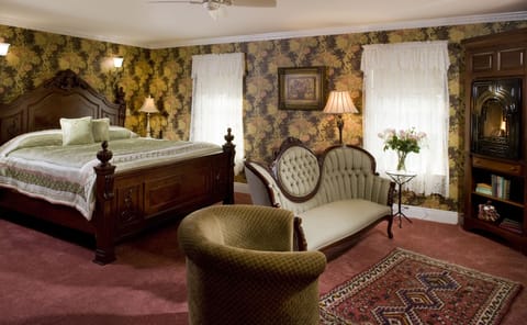 Suite, 1 King Bed (Jacuzzi and Fireplace) | Individually decorated, iron/ironing board, free WiFi, bed sheets