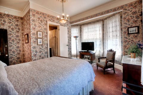 Classic Room, 1 Queen Bed (no Jacuzzi) | Individually decorated, iron/ironing board, free WiFi, bed sheets