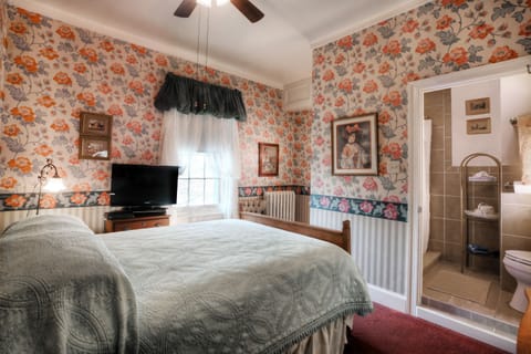 Classic Room, 1 Queen Bed (no Jacuzzi) | Individually decorated, iron/ironing board, free WiFi, bed sheets