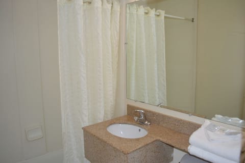 Combined shower/tub, free toiletries, hair dryer, towels