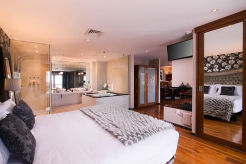 Suite X11 | Premium bedding, minibar, in-room safe, individually decorated