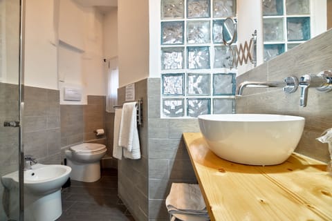 Economy Double Room | Bathroom sink