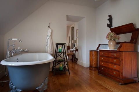 Classic Double or Twin Room | Deep soaking bathtub