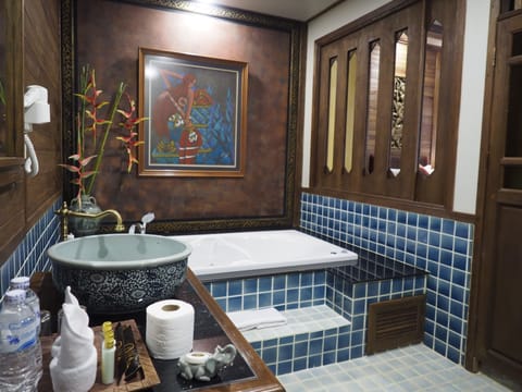 Deluxe Twin Room | Bathroom | Separate tub and shower, jetted tub, rainfall showerhead