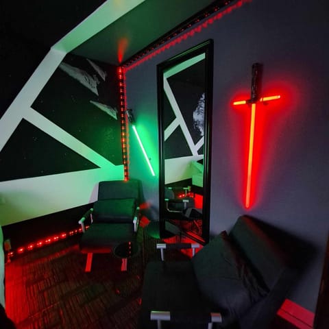 Signature Room | Soundproofing, iron/ironing board, free WiFi, bed sheets