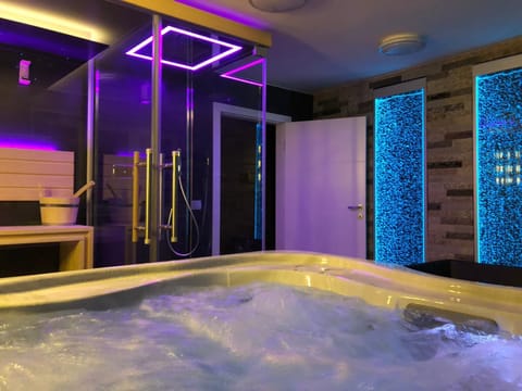 Exclusive Suite, 1 Bedroom, Sauna | Private spa tub