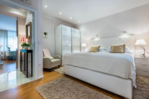 Deluxe Suite, 1 Bedroom, Kitchen, City View (Deluxe One Bedroom Suite) | Premium bedding, down comforters, memory foam beds, in-room safe