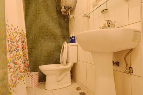 Standard Quadruple Room, 2 Double Beds | Bathroom | Shower, free toiletries, hair dryer, slippers