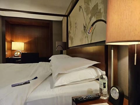 Premium bedding, free minibar items, in-room safe, desk