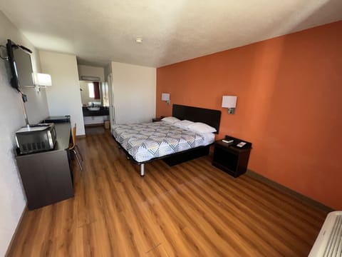 Deluxe Room, 1 King Bed, Non Smoking, Refrigerator & Microwave | Free WiFi, bed sheets