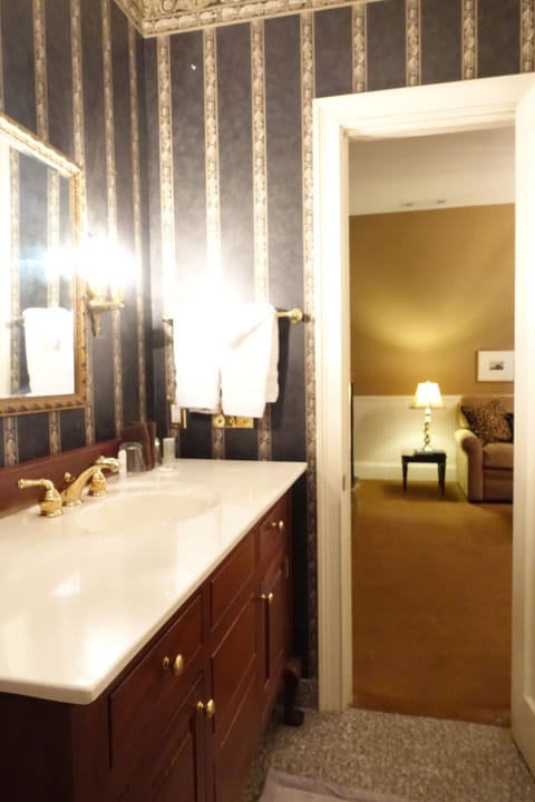 Suite, 1 King Bed - Morgan Llewellyn Suite - 3rd Floor No Elevator | Bathroom | Combined shower/tub, free toiletries, hair dryer, towels