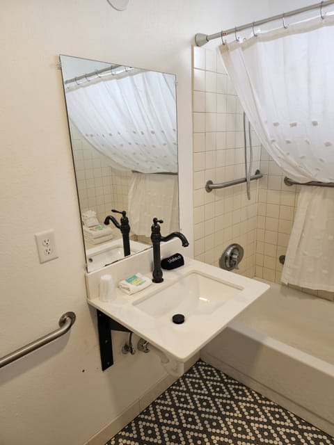 Deluxe Room, 1 Queen Bed, Accessible | Bathroom | Combined shower/tub, free toiletries, hair dryer, towels