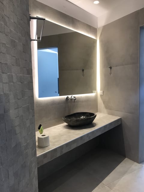 Deluxe Double Room | Bathroom sink