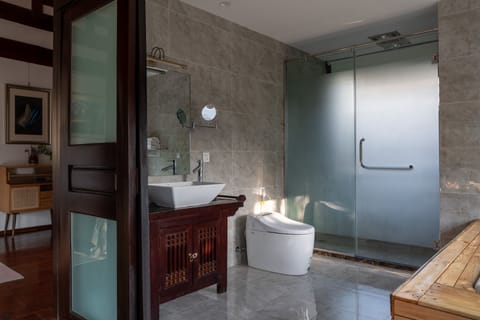 Riverview Suite Room | Bathroom | Free toiletries, hair dryer, bathrobes, slippers