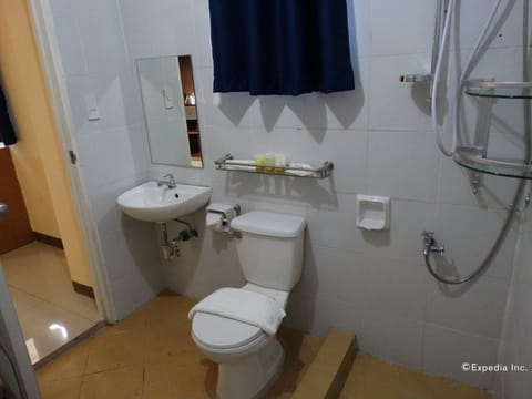 Standard Room | Bathroom | Shower, free toiletries, hair dryer, slippers