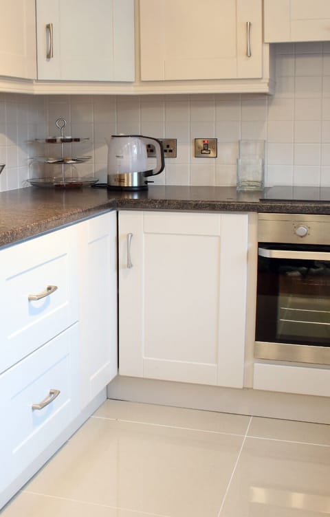 Room, Private Bathroom (3 Storey House - 3 Rooms) | Private kitchen