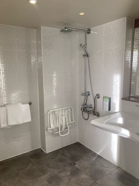 Standard Room, 2 Twin Beds | Bathroom | Eco-friendly toiletries, hair dryer, towels