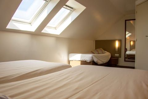 Standard Room, 1 Double Bed | Premium bedding, individually furnished, desk, laptop workspace