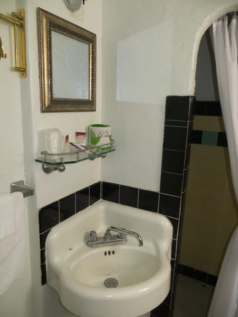 Combined shower/tub, free toiletries