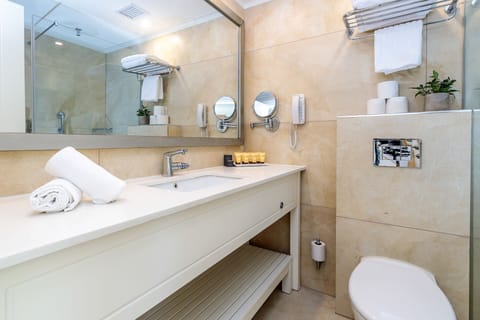Standard Room Alon | Bathroom | Shower, free toiletries, towels