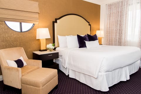Signature Suite, 1 King Bed with Sofa bed | In-room safe, desk, laptop workspace, blackout drapes
