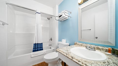 Combined shower/tub, hair dryer, towels