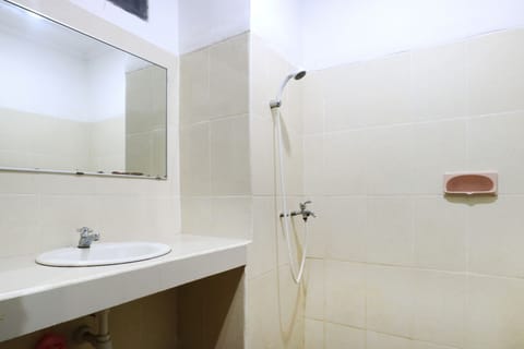 Superior Room | Bathroom | Shower, bidet, towels
