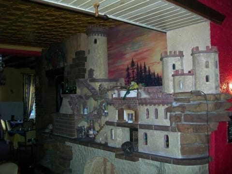 Lunch and dinner served, French cuisine