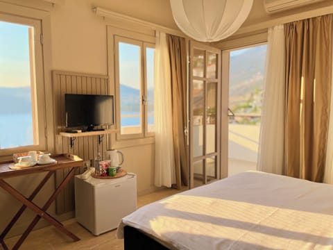 Signature Room, Sea View | Premium bedding, minibar, in-room safe, desk