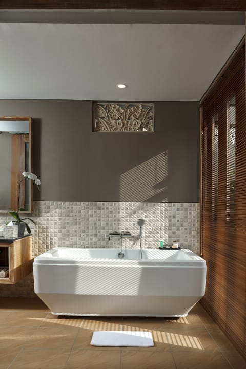 Lagoon Villa | Deep soaking bathtub