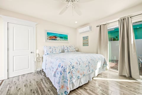 Queen Efficiency Apartment, Poolside,(#405) Not BeachFront | Premium bedding, pillowtop beds, iron/ironing board, free WiFi