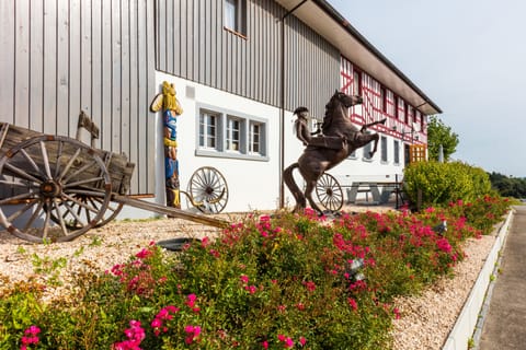 Lunch and dinner served, American cuisine