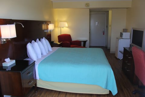 Standard Room, 1 King Bed | Iron/ironing board, free WiFi, bed sheets, alarm clocks