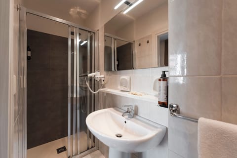 Comfort Double Room | Bathroom | Shower, free toiletries, hair dryer, bidet