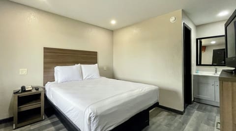 Single Room, 1 Queen Bed | Desk, free WiFi, bed sheets