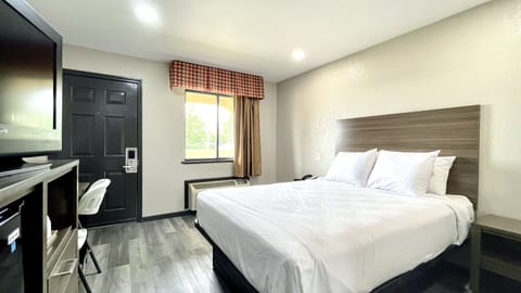 Single Room, 1 Queen Bed | Desk, free WiFi, bed sheets