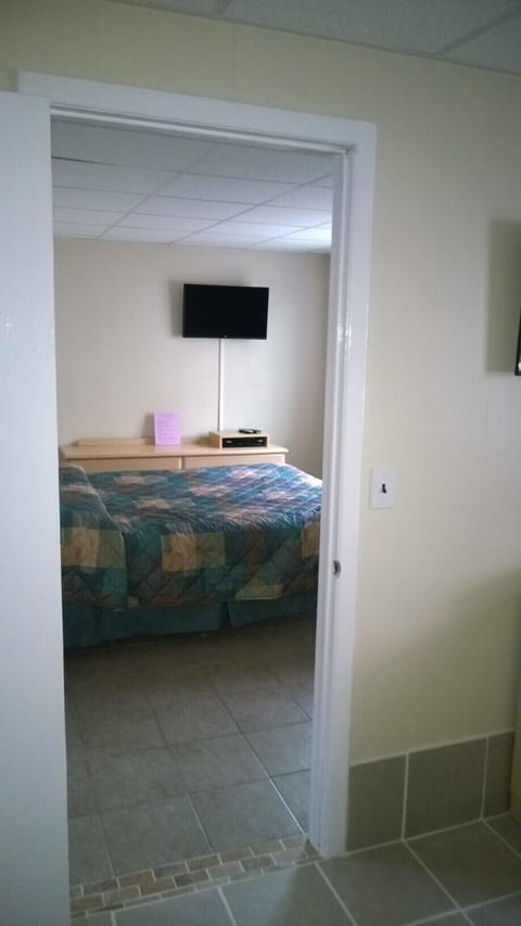 Family Apartment, 2 Queen Beds, Kitchen | Blackout drapes, free WiFi, bed sheets