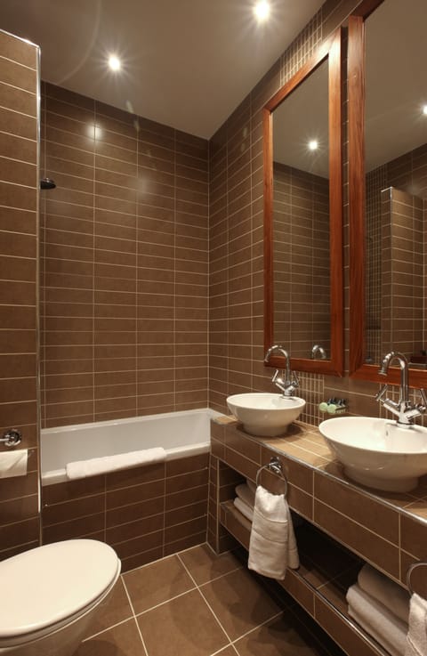 Standard Quadruple Room | Bathroom | Free toiletries, hair dryer, towels, soap